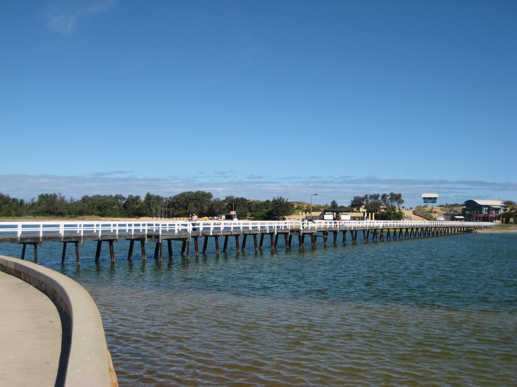 Lakes Entrance, the footbridge by Maarten Wachter