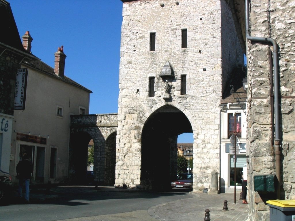 Porte de Samois by gerard Durbecq