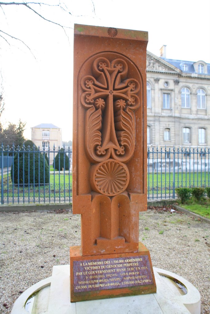 Monument aux Arméniens by Héres