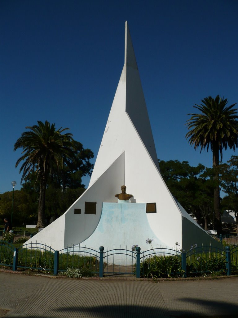 Monumento en el centro de la plaza de Punta Alta by Ruben Pouquette