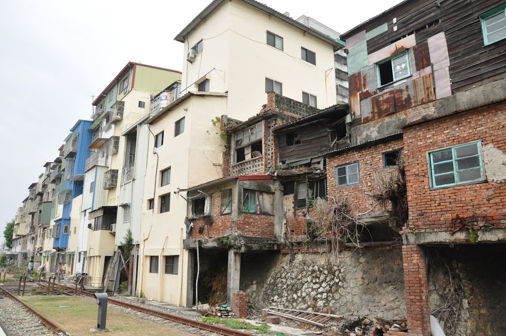 Kaohsiung (2012-04) - Houses on bicycle track by across.5.continents