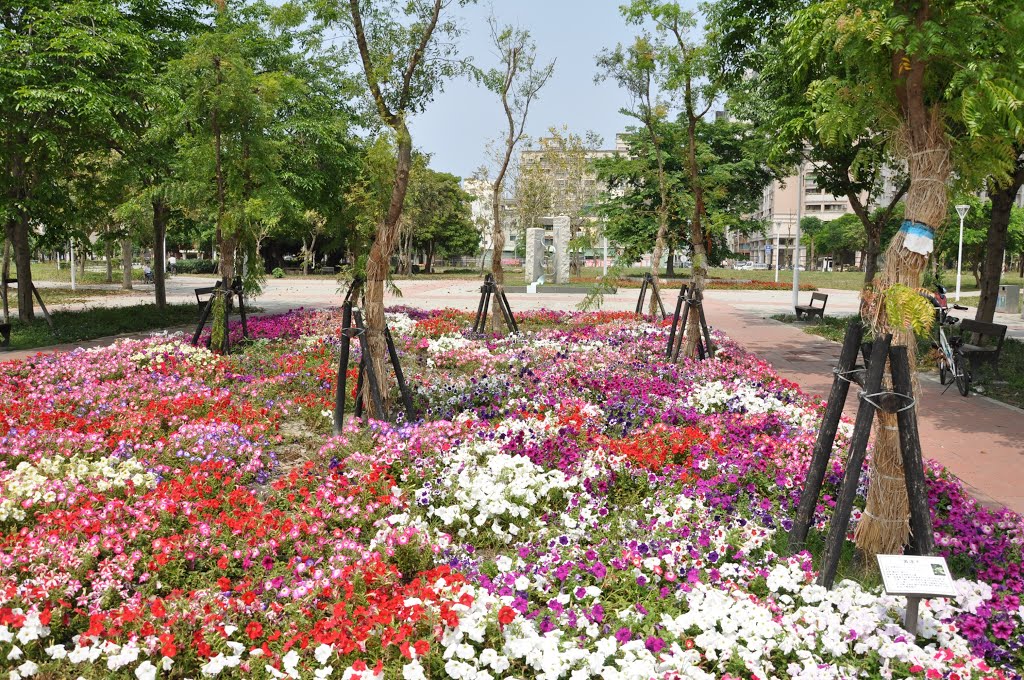 Kaohsiung (2012-04) - At Bicycle track near Lotus lake by across.5.continents