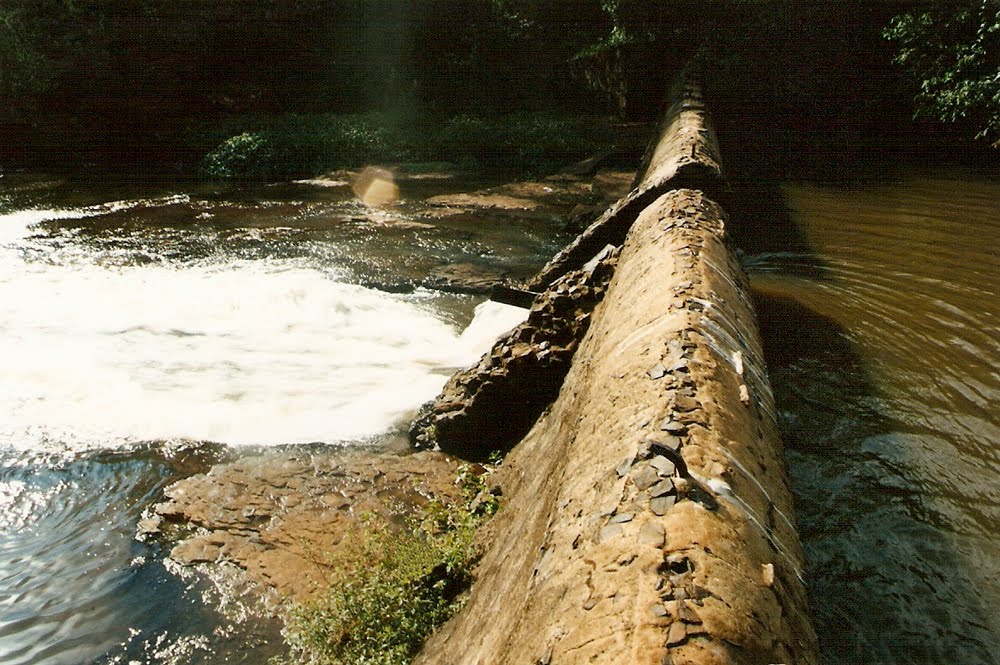 Paredão No Rio São Lourenço by Zekinha