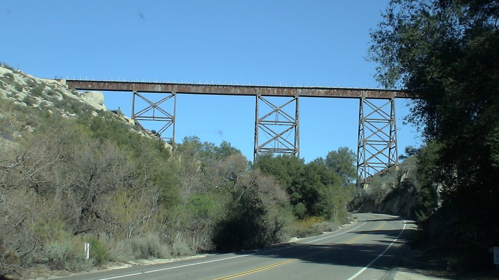 PUENTE PARA EL TREN, CARRETERA DE TECATE AL 8 by Phillip V