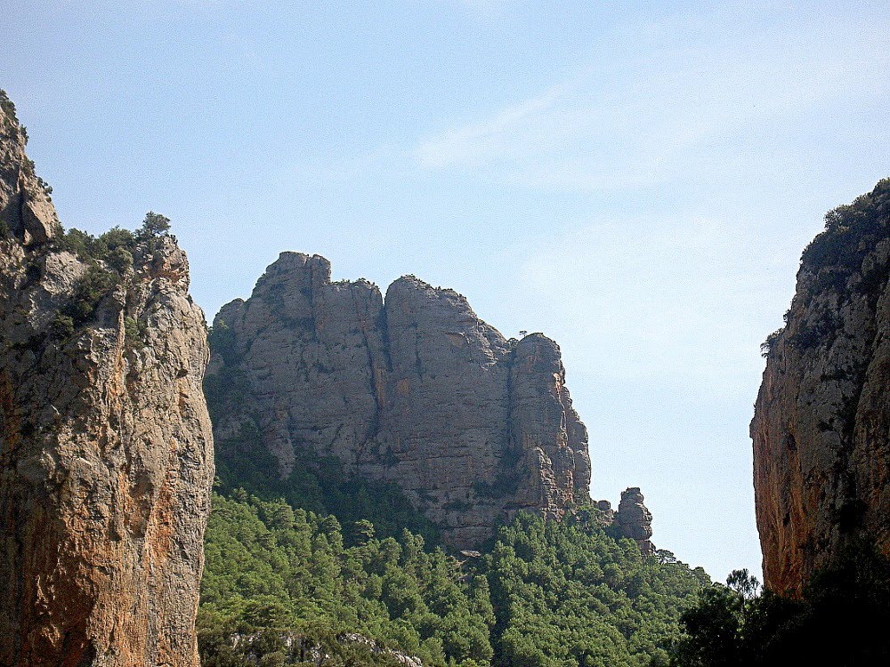 Pirenei centrali - il Congost (gola, gorge) de Collegats - torrione emergente tra i due dirupi laterali - oltre che alla casa pedrera di Gaudi queste forme fanno pensare al parc guell by Attilio Zinelli