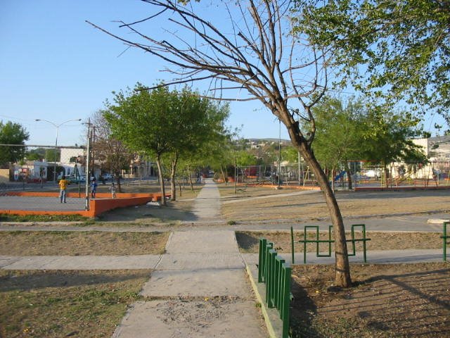 Monterrey Villa Mitras jardin y canchas en parque by ivanmonterrey