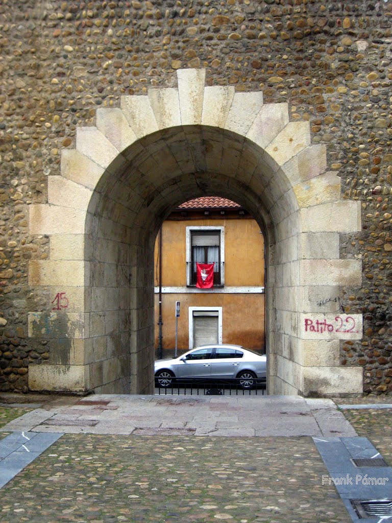 Puerta Calle Carreras by Frank Pámar