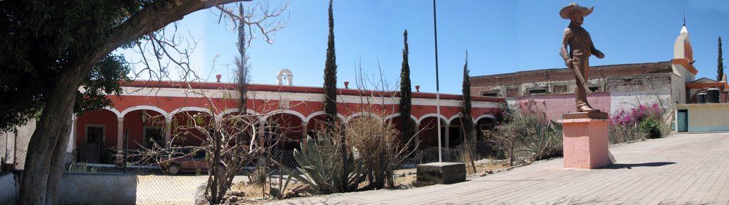 Emiliano Zapata en la plaza y Exhacienda by Pablo A Rodriguez P