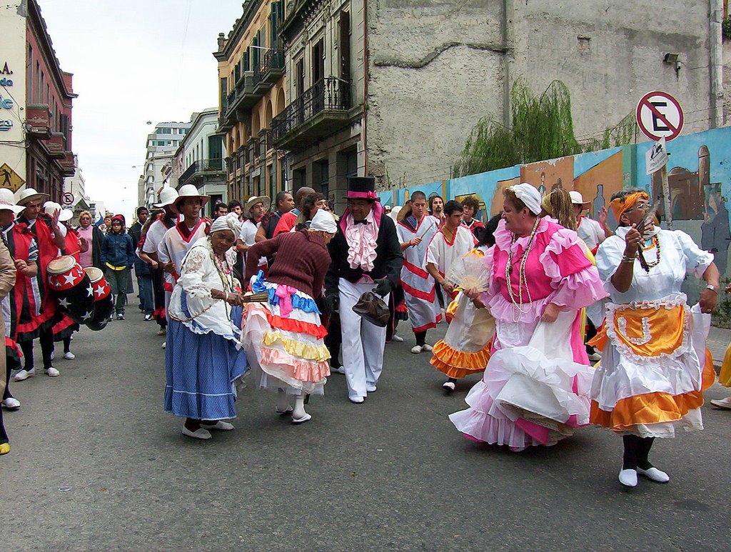 OLD CITY, Comparsa de Lubolos por la calle Reconquista by César Améndola