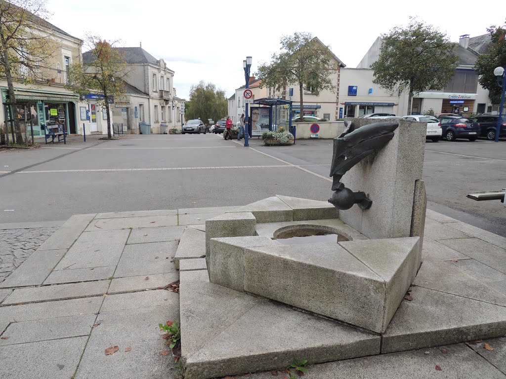 Bouguenais, fontaine, place de l'église by tofil44