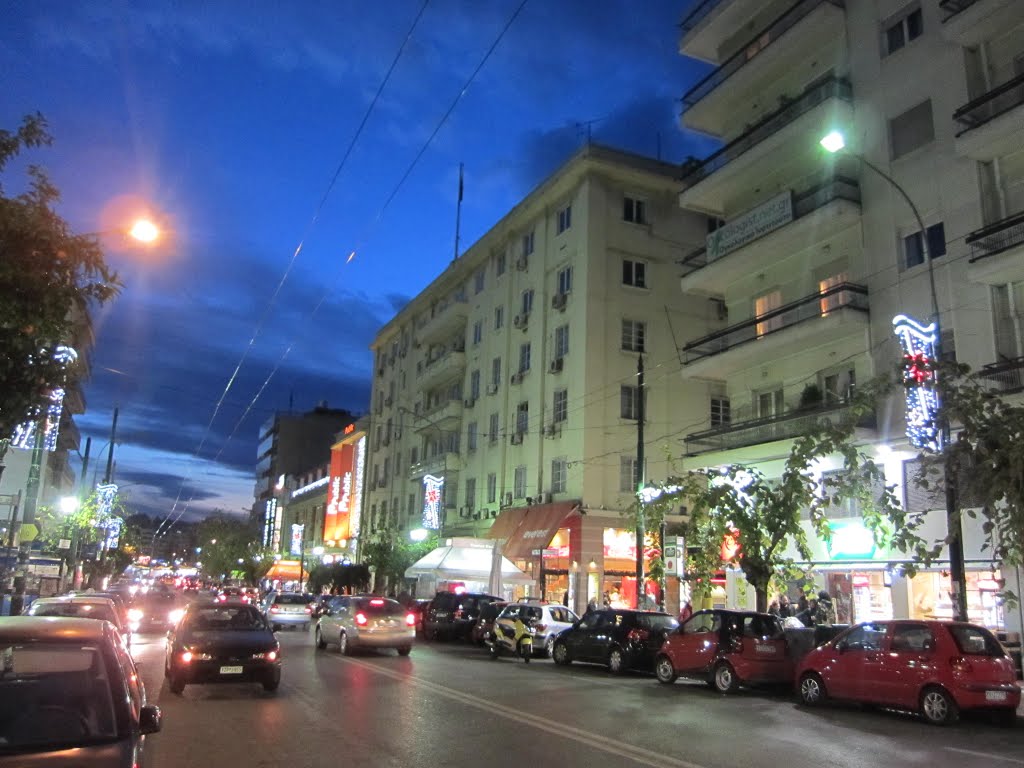 Avenida Gregoríou Lambraki hacia Pasalimani. by Fernando Palma Arévalo