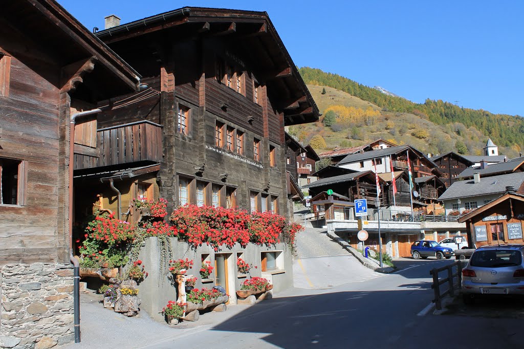 Ferden - Un chalet rouge de fleurs by Charly-G. Arbellay