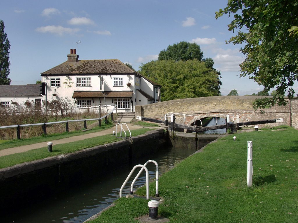 The Grand Union Canal at Marsworth by justpics