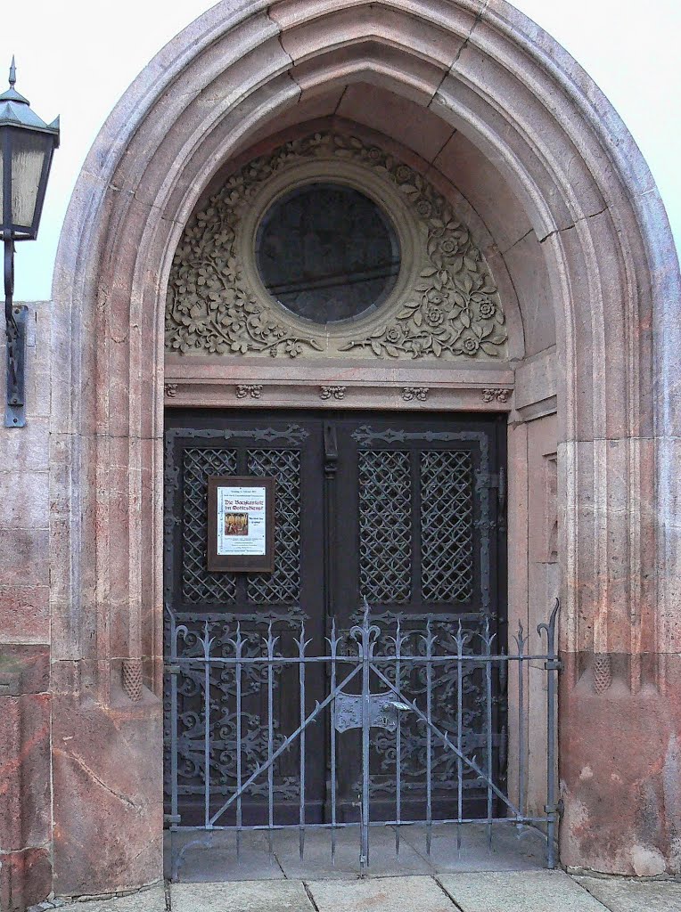 Crimmitschau (SN) - Zoom auf das Eingangsportal der Kirche St. Laurentius by Thomas Eichler