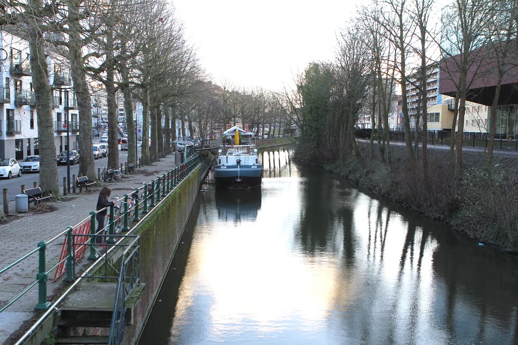 Barco atracado en un canal de Gante by R Melgar