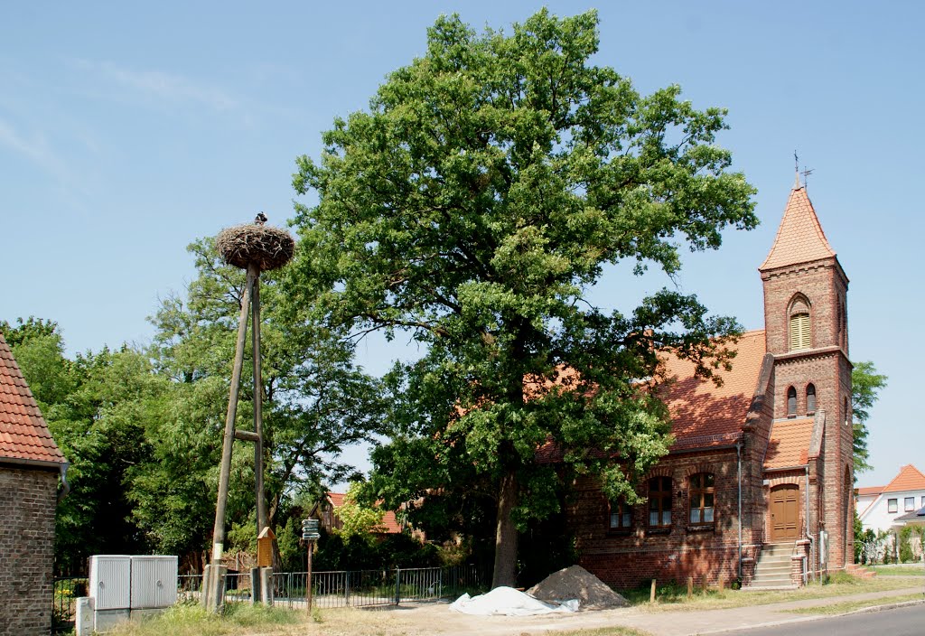 Fahlhorst, Dorfkirche mit Storchennest by jef.doro