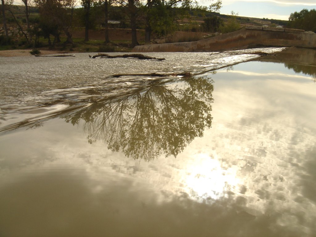 Reflejos en la presa by alberto ruiz resano