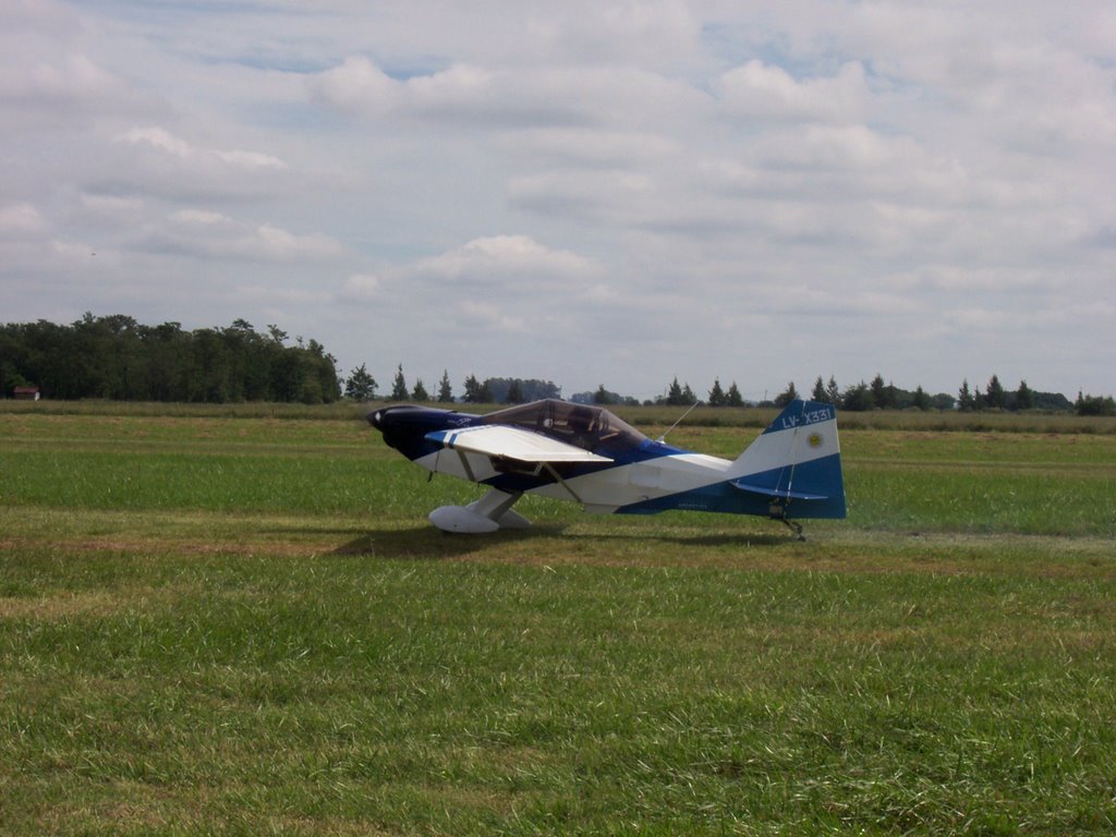 Gral. Rodríguez- Uno de los aviones del equipo acrobático Rans Arg., comandado por César Falistoco. (9/3/08) by Hector Tavella