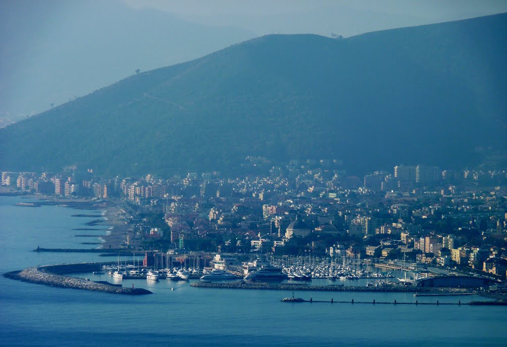 Marina di Loano e Duomo ... from Verezzi (Sv) by Piero Crosia