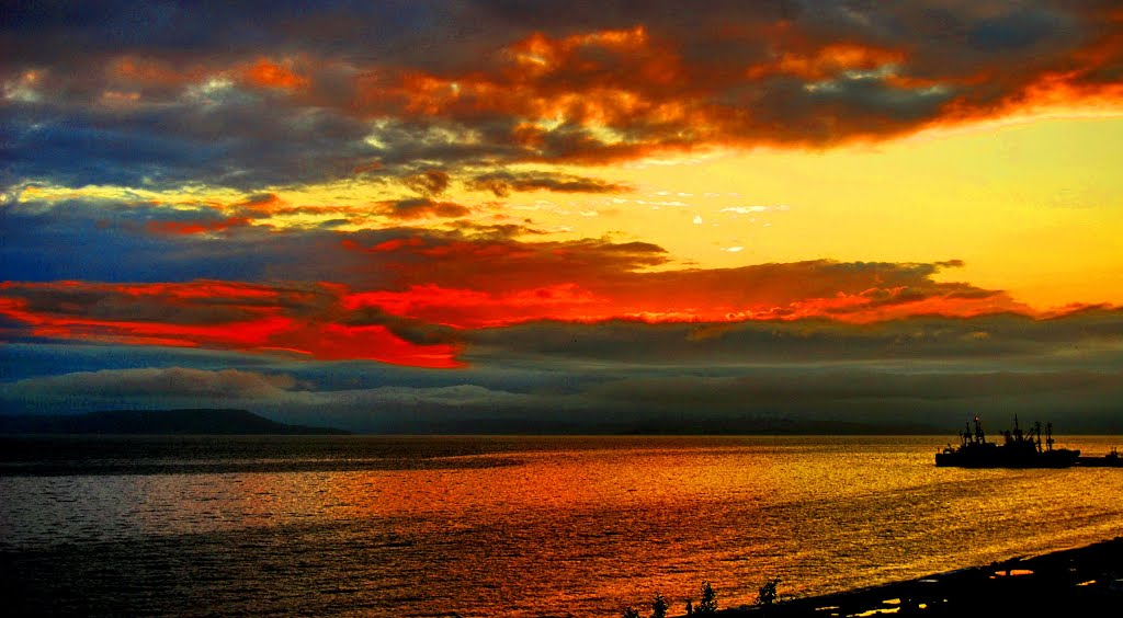 Амурский залив на закате. Amursky Bay at sunset. by Veniamin Manuylov