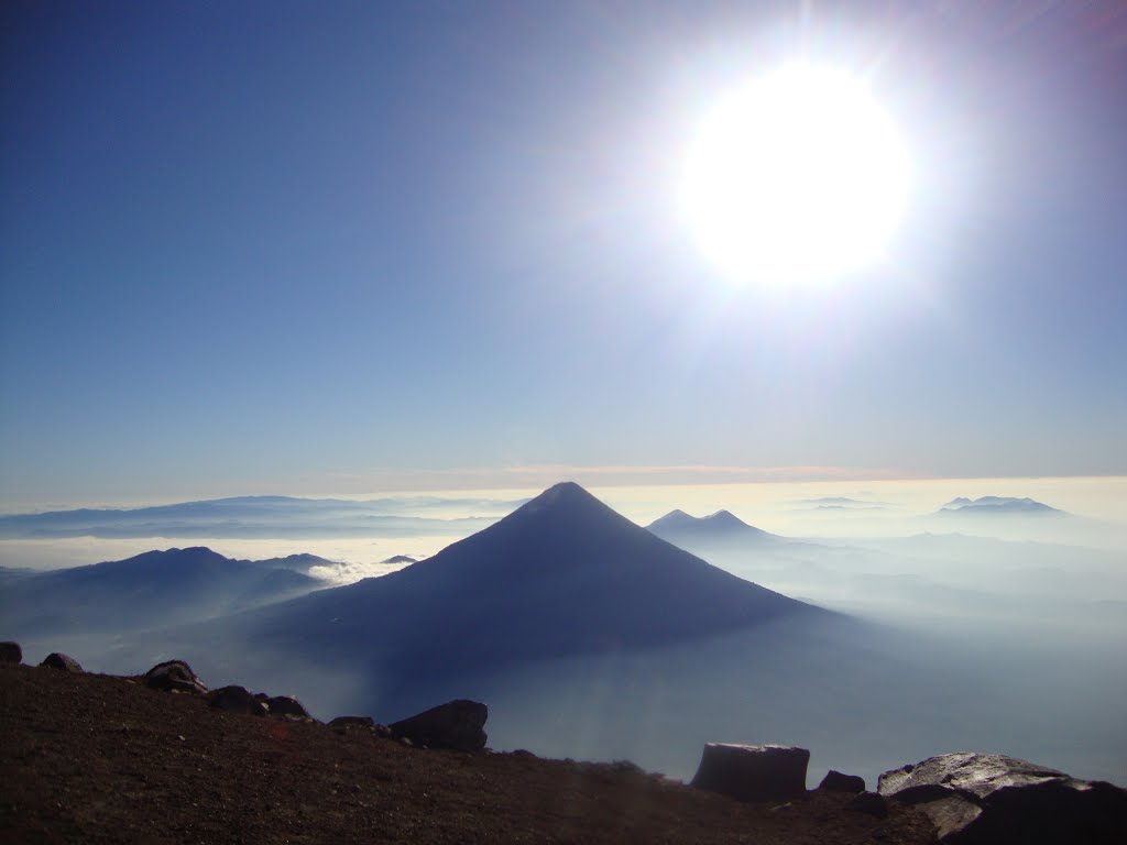 Vista desde la cima del Volcan Acatenango by omar.suministros