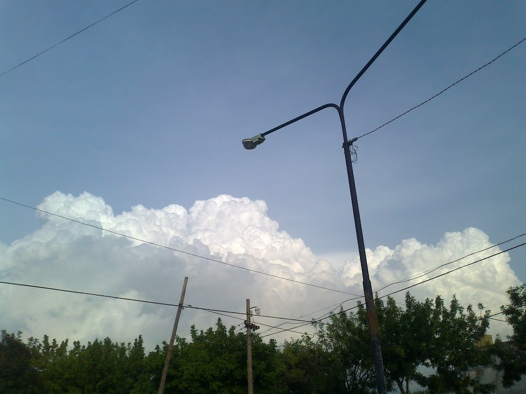 Paseando por Ituzaingó con Cumulus Nimbus by Marcelo Pagano