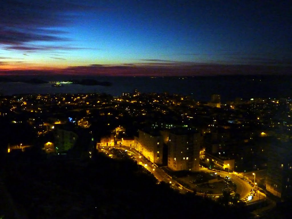 Marsiglia - panorama da Notre Dame de la Garde, l'ultimo raggio di sole del tramonto by libero7