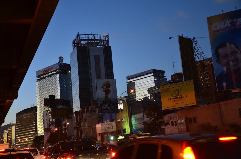 Foto Tomada en plena autopista desde carro en movimiento Caracas Venezuela by Joao Abel Goncalves