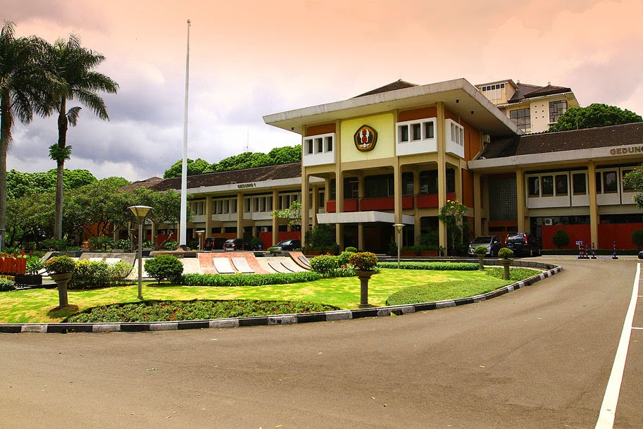 Universitas Padjajaran, Dipatiukur , Bandung by ikung adiwar