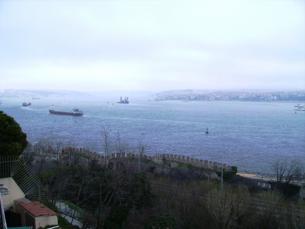 Un'altra vista del Bosforo dal Topkapi, Istanbul, marzo 2008 by daniferrari