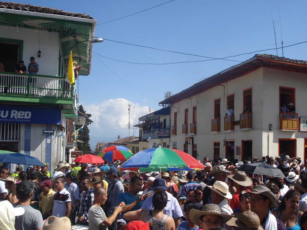 Esquinas con arquitectura de la colonización antioqueña en la entrada a la plaza de San Sebastían by alejandrino tobon