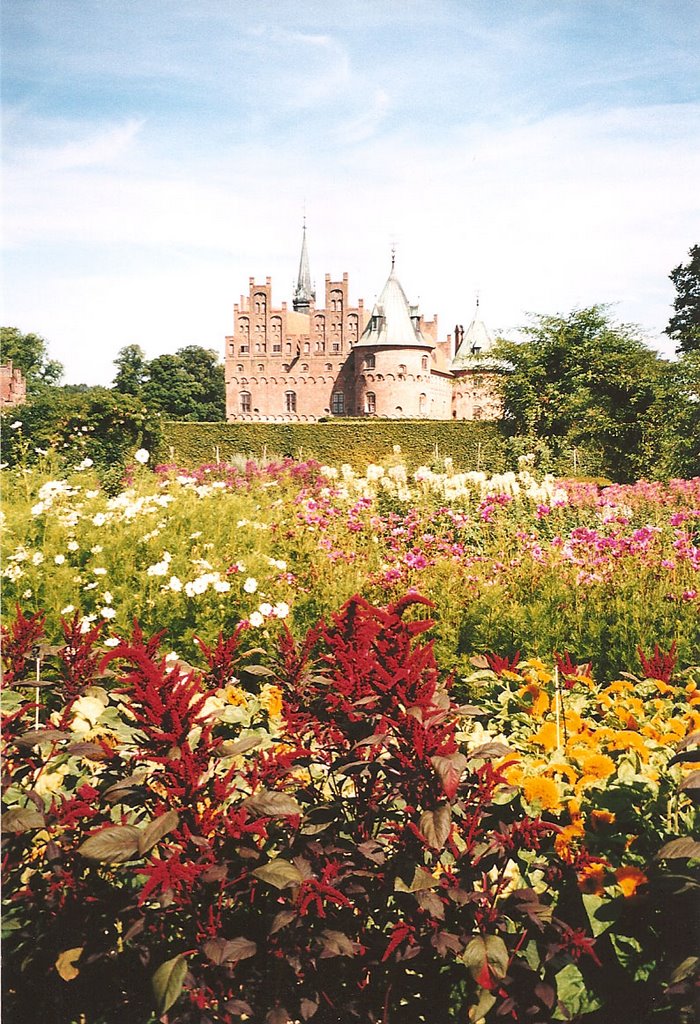 Egeskov; Blick über den Kräuterhof by B.W.