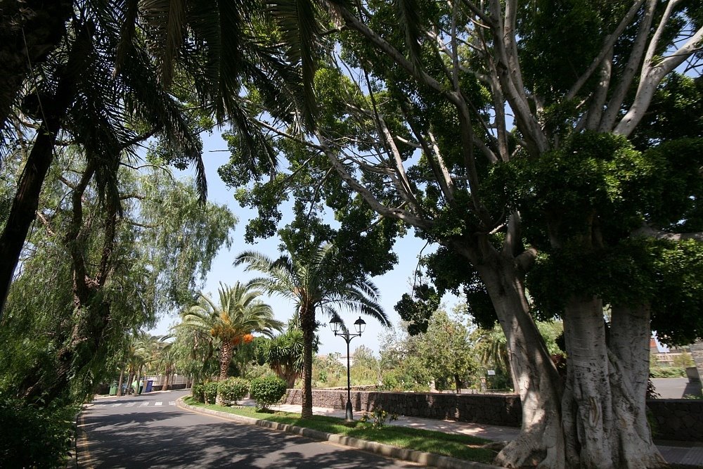 Street near casino taoro by Jörg Arndt