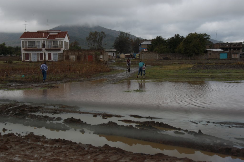 Au bord de la nationale un jour de pluie by Emmanuel Gabolde