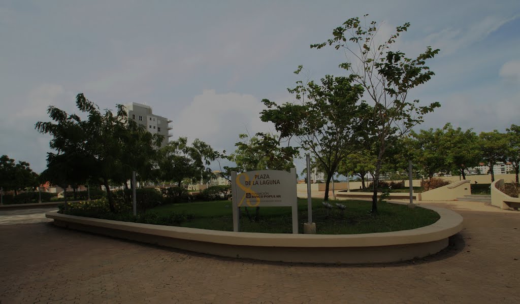 Plaza de la Laguna (Conservatorio de Música de Puerto Rico)-San Juan by Ricardo David Jusino