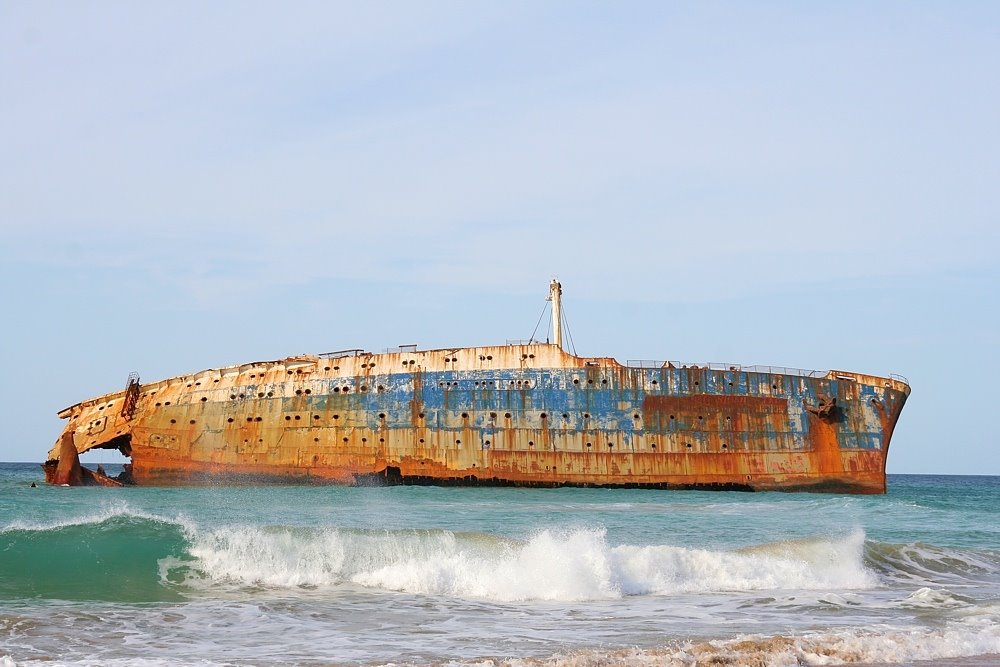 American Star Shipwreck - December 2006 by Jörg Arndt