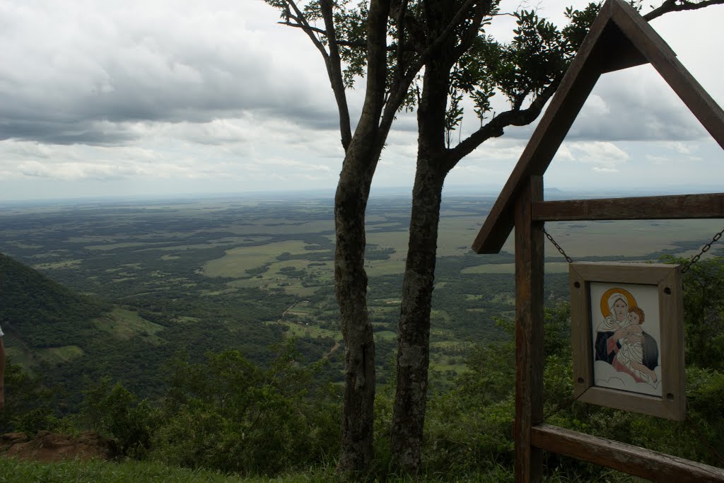 Cumbre del Cerro Akatí. Ybyturuzú, Guairá by Javier Cabral González