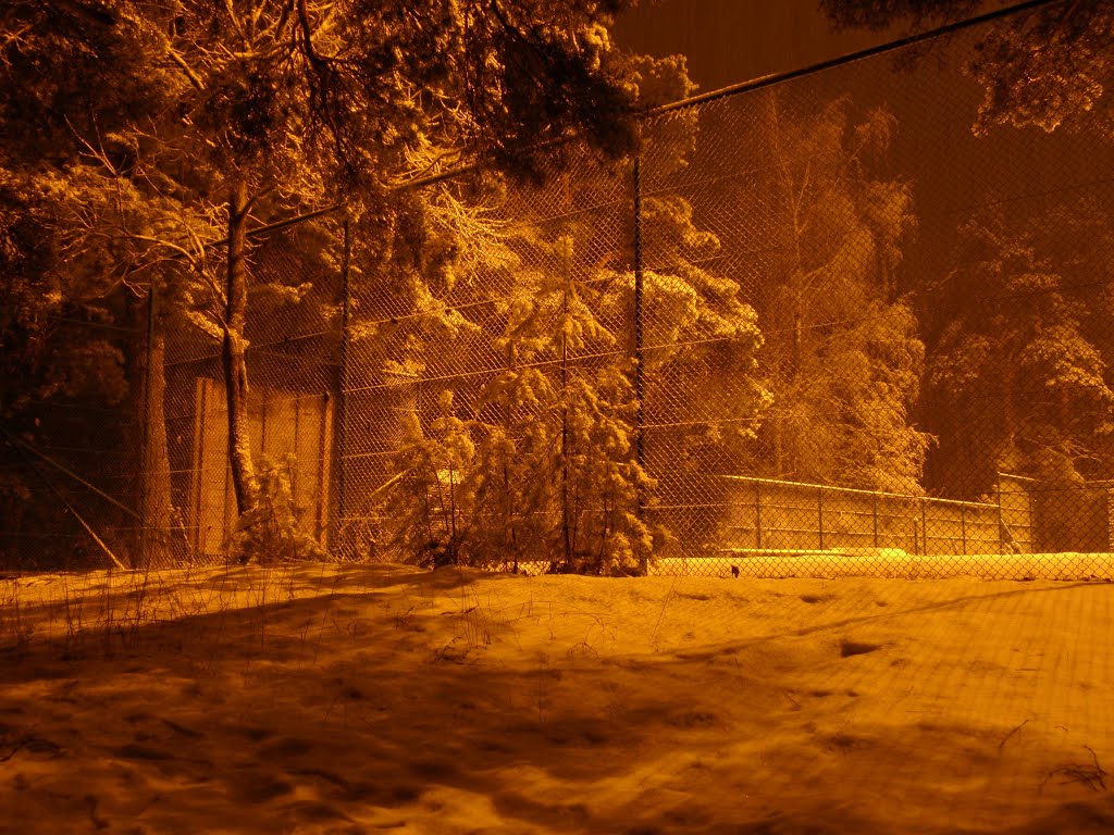 A tennis field during a winter night by erki12