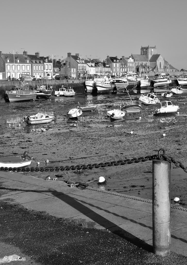 Marée basse dans le port de Barfleur by zambetti salvatore