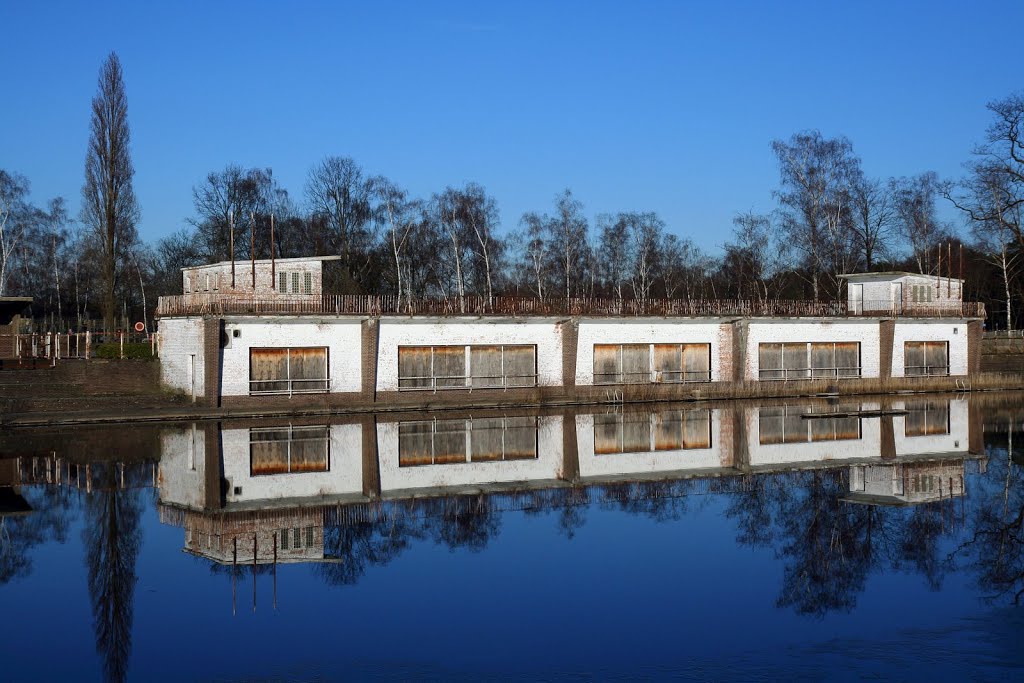 Bloso Hofstade - reflection 1 by eosfoto