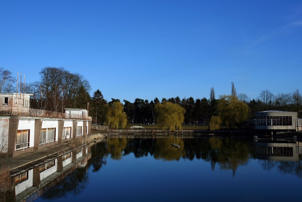 Bloso Hofstade - reflection 3 by eosfoto