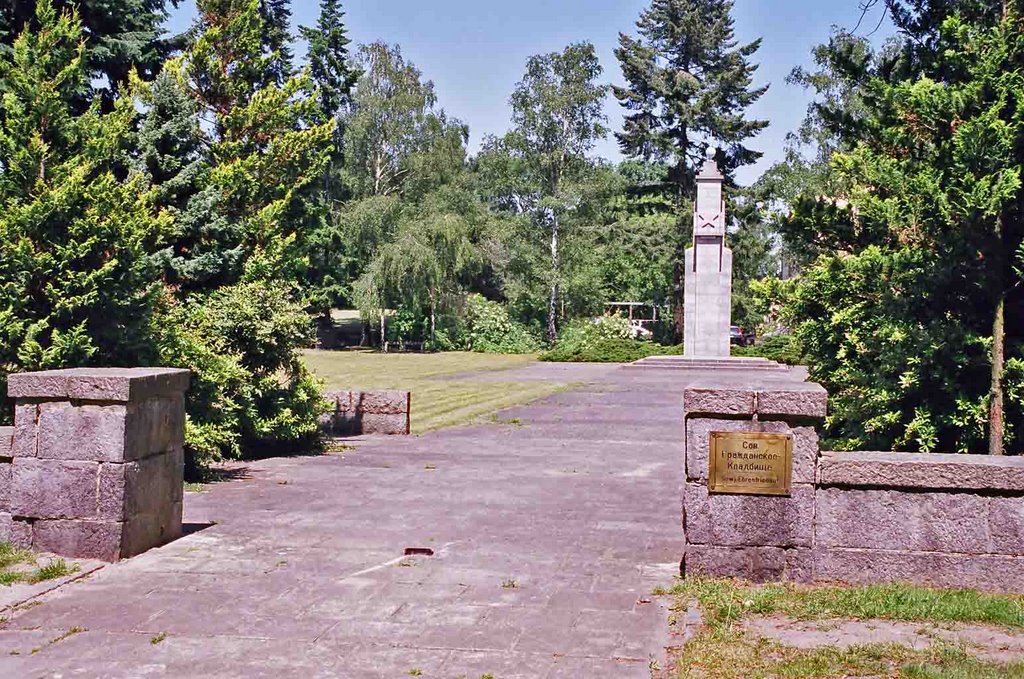 Sowjetischer Militärfriedhof - Soviet Military Cemetery by JoNuthack