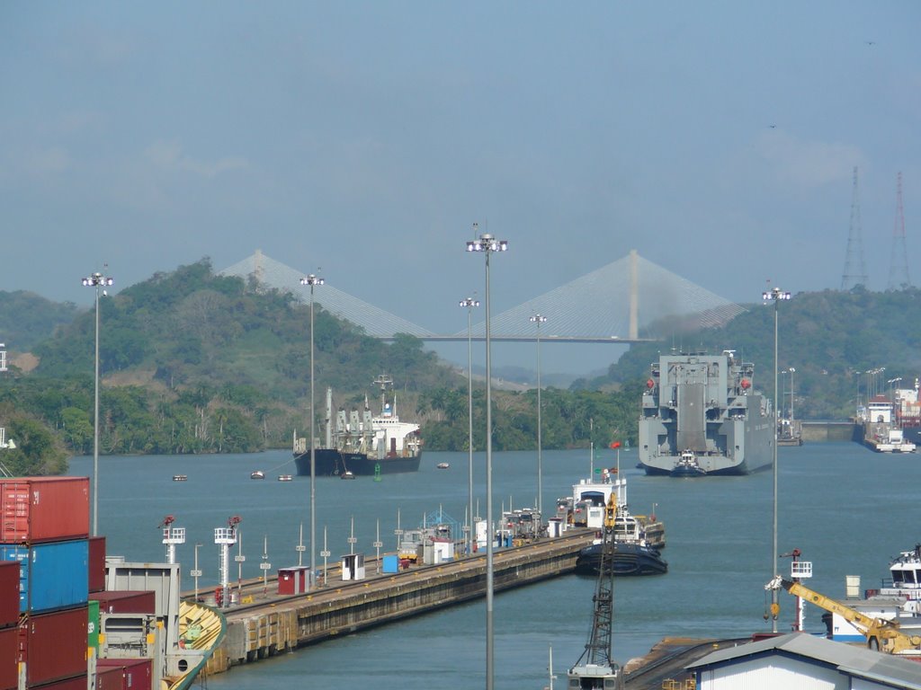 Vista del Puente Centenario by Anres