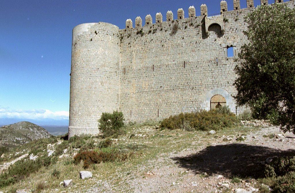 Castillo de Mongri by P Maquet