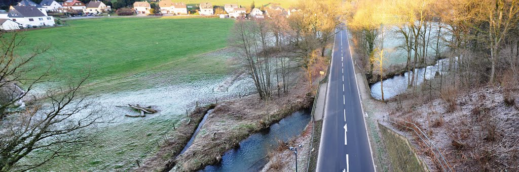 Lindlar - Linde / Germany: Blick vom großen Eisenbahnviadukt der demontierten "Sülztalbahn" in das Tal der "Sülz" und der "Landstraße 284", Blickrichtung "Wipperführt". Der Bahndamm auf dem Viadukt ist heute ein gut ausgebauter Fußgänger-, und Fahrradweg, der dem "Bergischen Panoramasteig" angehört. Abgelichtet im Januar 2013 by © "Earth Views"