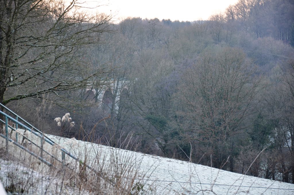 Lindlar / Germany: Im Bild zu sehen ist das große, Eisenbahnviadukt der "Sülztalbahn" bei "Linde". Die Eisenbahn wurde 1960 stillgelegt und demontiert, das Viadukt mit großem Aufwand saniert. Heute führt über dieses Bauwerk ein sehr gut ausgebauter Fußgänger-, und Fahrradweg der Teil des "Bergischen Panoramasteigs" ist. Abgelichtet im Januar 2013. by © "Earth Views"