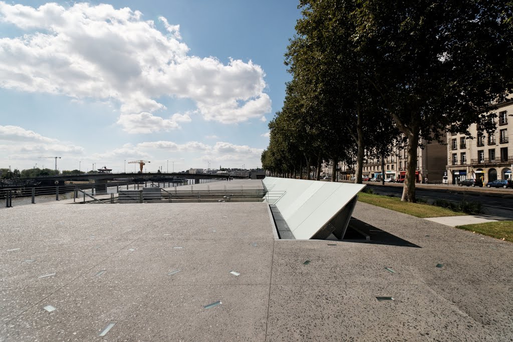 Nantes - Quai de la Fosse - Passerelle Victor-Schœlcher - Mémorial de l'Abolition de l'Esclavage / Memorial for the Abolition of Slavery 2012 by Krzysztof Wodiczko & Julian Bonder - View WSW by txllxt