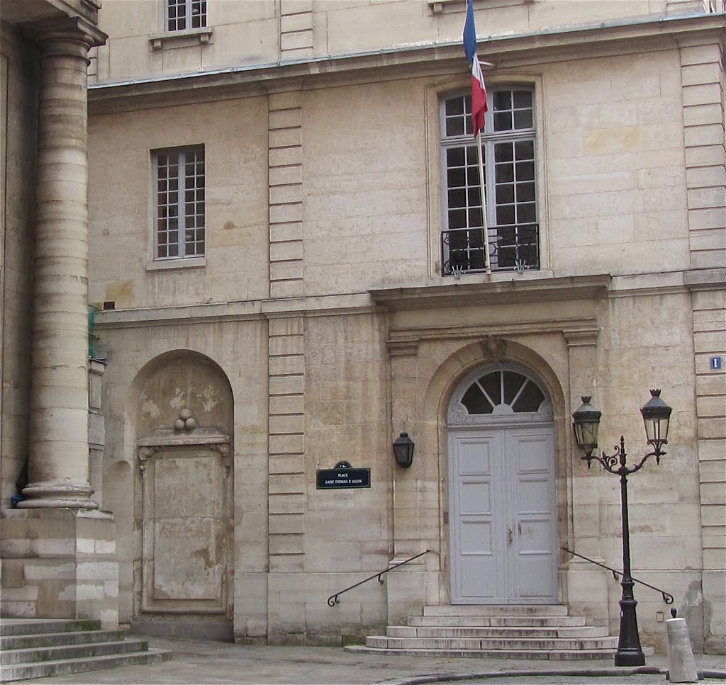 Place Saint-Thomas d'Aquin (Paris VII) by daniel wilk