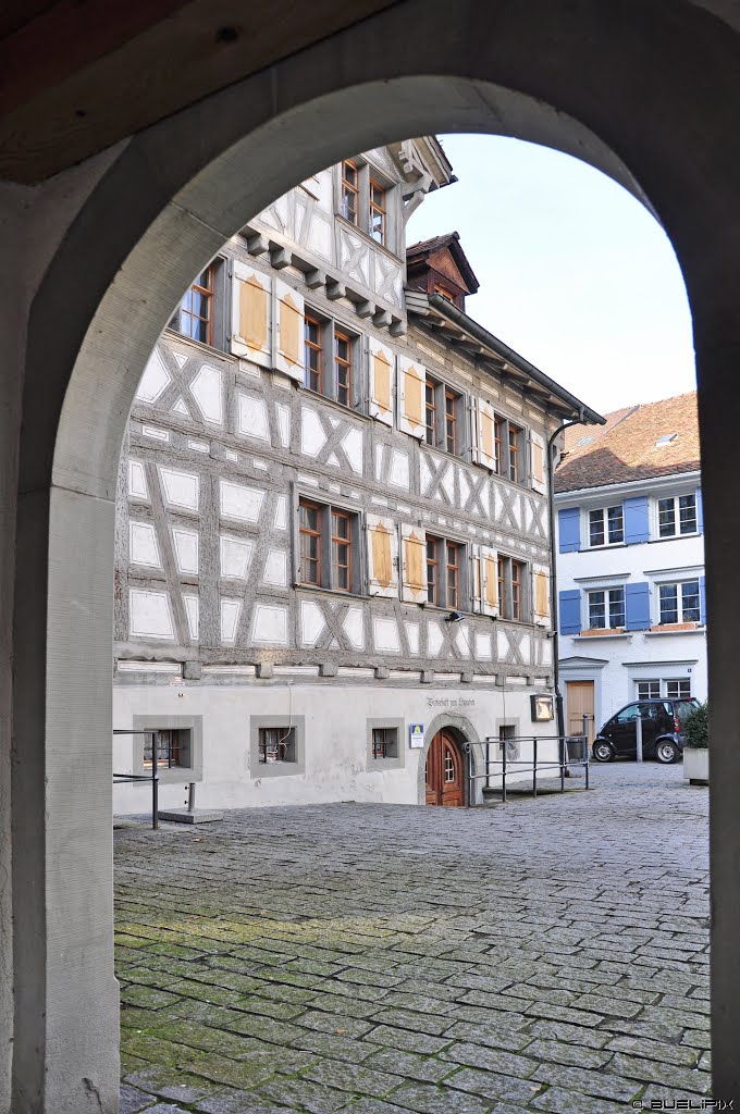 Arbon, unter dem Bohlenständerhaus - Blick zum Storchen (© Buelipix) by Buelipix