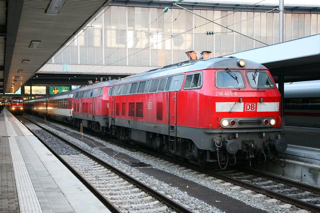 218 405 and 218 402 on train EC192, 16:33 to Zurich at Munich Hbf on 11/1/2013. by MickB.